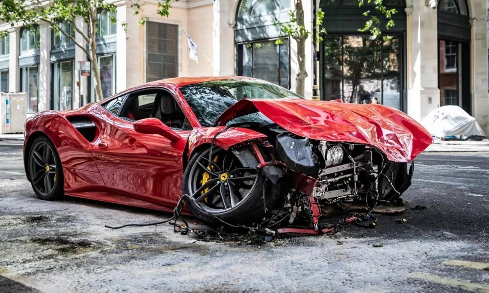 Λονδίνο: Kαινούργια Ferrari πέφτει στα κάγκελα γέφυρας